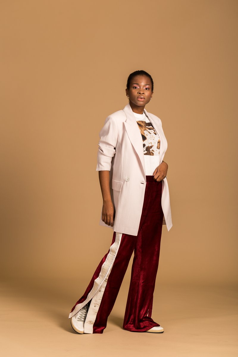 A CASUAL STYLISH LOOK IN WIDE- LEG PANTS AND BLAZER